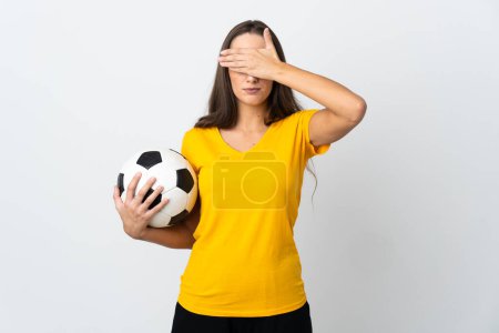 Téléchargez les photos : Jeune footballeuse Femme sur fond blanc isolé couvrant les yeux par les mains. Je ne veux pas voir quelque chose - en image libre de droit