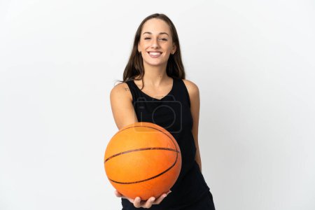 Téléchargez les photos : Jeune femme hispanique sur fond blanc isolé jouant au basket - en image libre de droit