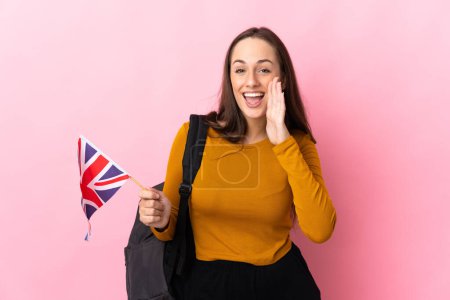 Téléchargez les photos : Jeune femme hispanique tenant un drapeau du Royaume-Uni criant la bouche grande ouverte - en image libre de droit