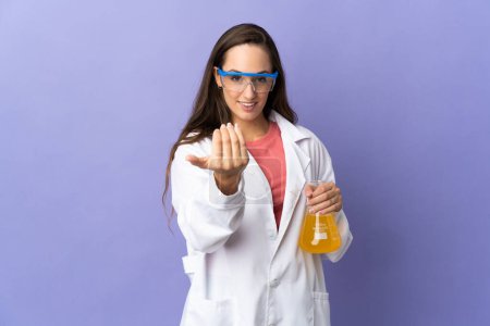 Foto de Mujer científica joven sobre fondo aislado invitando a venir con la mano. Feliz de que hayas venido. - Imagen libre de derechos