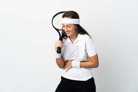 Foto de Joven jugadora de tenis sobre fondo blanco aislado sonriendo mucho - Imagen libre de derechos
