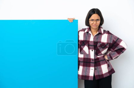 Foto de Joven mujer de raza mixta con un gran cartel azul aislado sobre fondo blanco enojado - Imagen libre de derechos