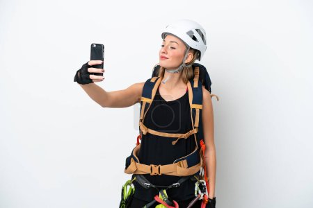 Téléchargez les photos : Jeune femme alpiniste caucasienne isolée sur fond blanc faisant un selfie - en image libre de droit