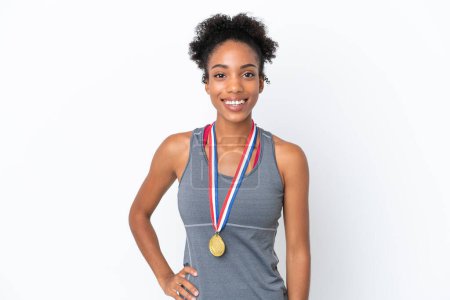 Foto de Joven mujer afroamericana con medallas aisladas sobre fondo blanco riendo - Imagen libre de derechos