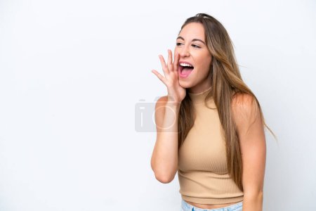 Foto de Mujer joven caucásica aislada sobre fondo blanco gritando con la boca abierta hacia un lado - Imagen libre de derechos