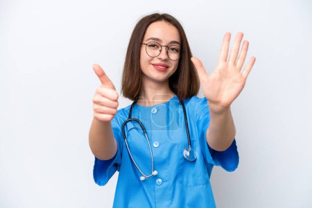 Téléchargez les photos : Jeune infirmière ukrainienne femme isolée sur fond blanc comptant six avec les doigts - en image libre de droit