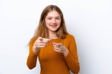 Téléchargez les photos : Adolescente russe fille isolé sur fond blanc surpris et pointant devant - en image libre de droit
