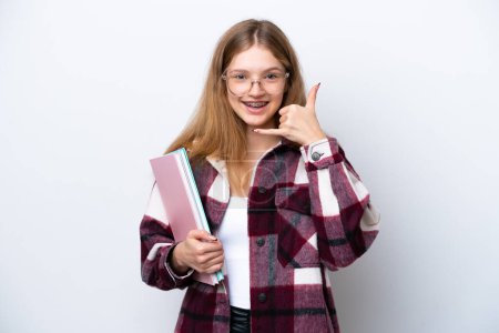 Téléchargez les photos : Adolescent étudiant russe fille isolé sur fond blanc faire geste de téléphone. Rappelle-moi signe - en image libre de droit