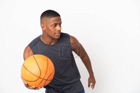 Foto de Joven latino aislado sobre fondo blanco jugando baloncesto - Imagen libre de derechos
