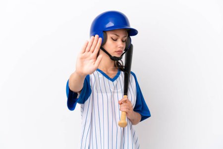 Foto de Béisbol chica rusa jugador con casco y bate aislado sobre fondo blanco haciendo gesto de parada y decepcionado - Imagen libre de derechos