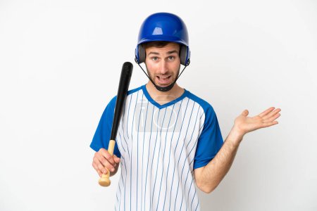 Téléchargez les photos : Jeune homme caucasien jouant au baseball isolé sur fond blanc avec expression faciale choquée - en image libre de droit