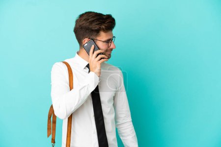 Téléchargez les photos : Homme d'affaires sur fond isolé garder une conversation avec le téléphone portable avec quelqu'un - en image libre de droit