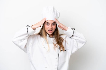 Foto de Joven mujer chef caucásica aislada sobre fondo blanco con expresión sorpresa - Imagen libre de derechos
