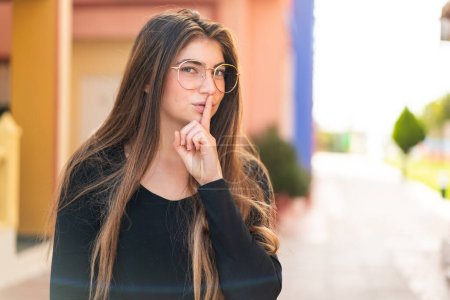 Téléchargez les photos : Jeune jolie femme caucasienne Avec des lunettes et faire un geste de silence - en image libre de droit
