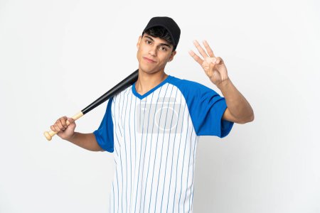 Téléchargez les photos : Homme jouant au baseball sur fond blanc isolé heureux et comptant trois avec les doigts - en image libre de droit