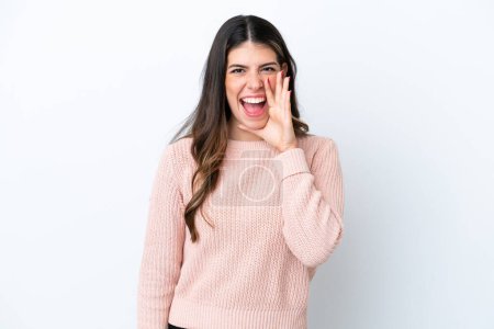 Téléchargez les photos : Jeune femme italienne isolée sur fond blanc criant avec la bouche grande ouverte - en image libre de droit