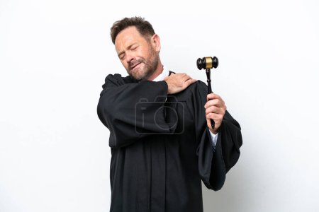 Foto de Juez de mediana edad hombre aislado sobre fondo blanco que sufre de dolor en el hombro por haber hecho un esfuerzo - Imagen libre de derechos