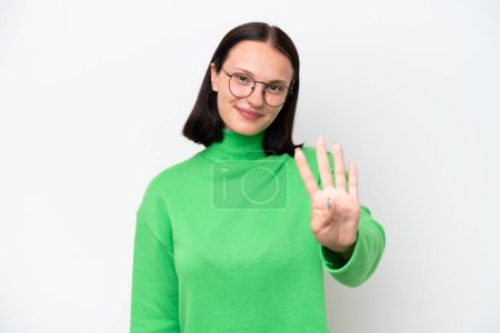 Téléchargez les photos : Jeune femme caucasienne isolée sur fond blanc heureux et comptant quatre avec les doigts - en image libre de droit