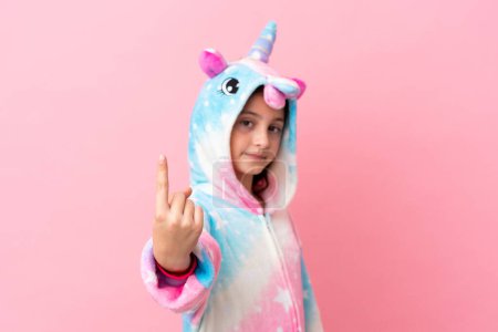 Foto de Pequeña mujer caucásica con un pijama de unicornio aislado sobre fondo rosa haciendo gesto que viene - Imagen libre de derechos