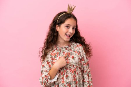 Foto de Pequeña princesa caucásica con corona aislada sobre fondo rosa con expresión facial sorpresa - Imagen libre de derechos