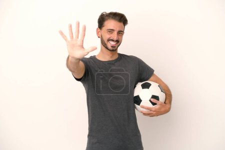 Téléchargez les photos : Jeune footballeuse femme isolée sur fond blanc comptant cinq avec les doigts - en image libre de droit