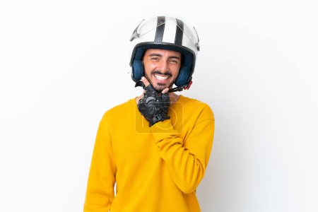 Foto de Joven hombre caucásico con un casco de moto aislado sobre fondo blanco feliz y sonriente - Imagen libre de derechos