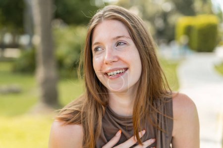 Foto de Joven chica francesa al aire libre sonriendo mucho - Imagen libre de derechos