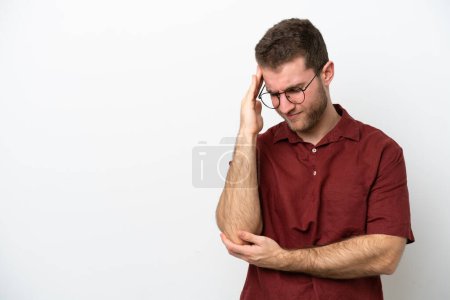 Foto de Hombre joven caucásico aislado sobre fondo blanco con dolor de cabeza - Imagen libre de derechos
