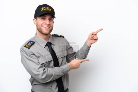Téléchargez les photos : Jeune homme caucasien de sauvegarde isolé sur fond blanc pointant du doigt sur le côté et présentant un produit - en image libre de droit