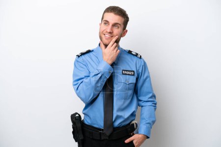 Téléchargez les photos : Young police caucasian man isolated on white background thinking an idea while looking up - en image libre de droit