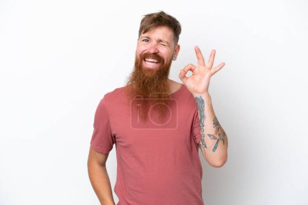 Téléchargez les photos : Rousse homme à longue barbe isolé sur fond blanc montrant ok signe avec les doigts - en image libre de droit