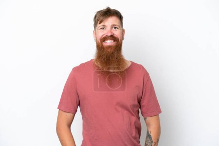 Téléchargez les photos : Rousse homme à longue barbe isolé sur fond blanc riant - en image libre de droit