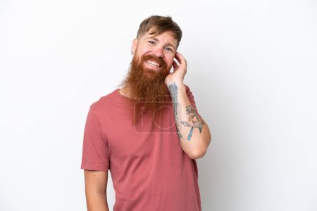 Téléchargez les photos : Rousse homme à longue barbe isolé sur fond blanc riant - en image libre de droit