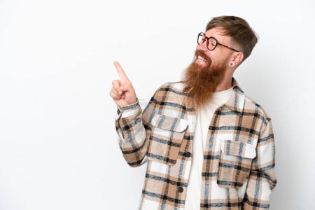 Téléchargez les photos : Homme rousse à longue barbe isolé sur fond blanc dans le but de réaliser la solution tout en levant le doigt - en image libre de droit