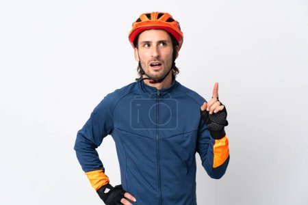 Foto de Joven ciclista aislado sobre fondo blanco pensando en una idea apuntando con el dedo hacia arriba - Imagen libre de derechos