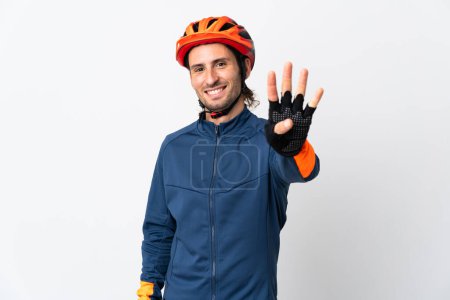 Téléchargez les photos : Jeune cycliste homme isolé sur fond blanc heureux et comptant quatre avec les doigts - en image libre de droit