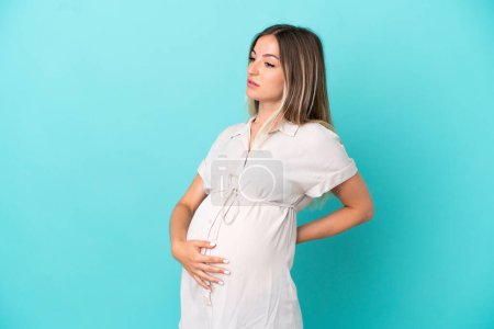 Foto de Joven rumana aislada sobre fondo azul embarazada - Imagen libre de derechos