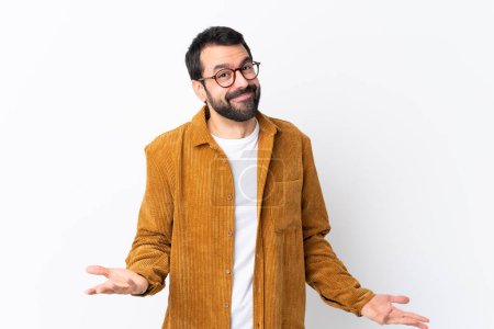 Foto de Caucásico hombre guapo con barba usando una chaqueta de pana sobre fondo blanco aislado sonriendo - Imagen libre de derechos
