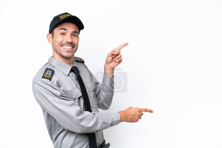 Foto de Joven hombre de salvaguardia sobre fondo blanco aislado señalando el dedo hacia un lado y presentando un producto - Imagen libre de derechos