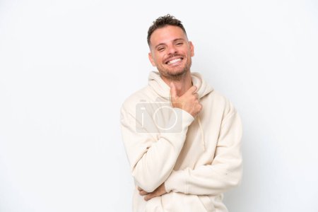 Téléchargez les photos : Jeune homme beau caucasien isolé sur fond blanc riant - en image libre de droit