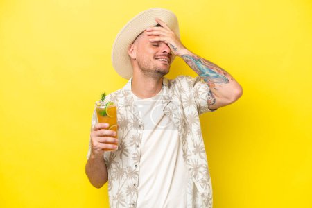Photo for Young caucasian man holding a cocktail isolated on yellow background has realized something and intending the solution - Royalty Free Image