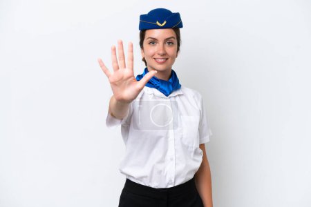Téléchargez les photos : Avion hôtesse femme caucasienne isolé sur fond blanc comptant cinq avec les doigts - en image libre de droit