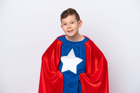 Foto de Super Hero pequeño niño aislado sobre fondo blanco posando con los brazos en la cadera y sonriendo - Imagen libre de derechos