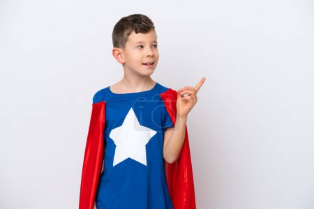 Téléchargez les photos : Super héros petit garçon isolé sur fond blanc dans le but de réaliser la solution tout en levant le doigt vers le haut - en image libre de droit