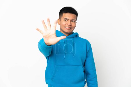 Téléchargez les photos : Jeune homme équatorien isolé sur fond blanc comptant cinq doigts - en image libre de droit
