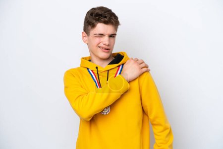 Téléchargez les photos : Adolescent russe avec des médailles isolées sur fond blanc souffrant de douleur à l'épaule pour avoir fait un effort - en image libre de droit