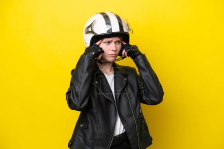 Foto de Joven mujer inglesa con casco de moto aislado sobre fondo amarillo que tiene dudas y pensamiento - Imagen libre de derechos