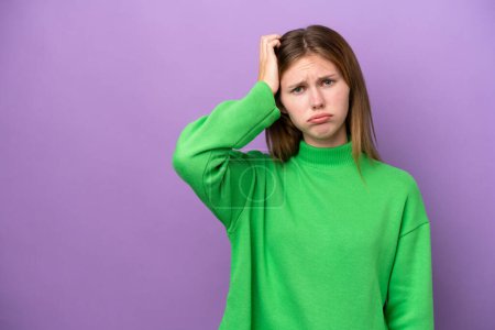 Téléchargez les photos : Jeune femme anglaise isolée sur fond violet avec une expression de frustration et de ne pas comprendre - en image libre de droit