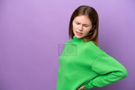 Téléchargez les photos : Jeune femme anglaise isolée sur fond violet souffrant de maux de dos pour avoir fait un effort - en image libre de droit