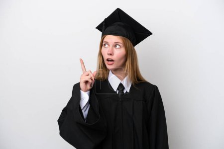 Téléchargez les photos : Jeune diplômée universitaire anglaise isolée sur fond blanc pensant une idée pointant le doigt vers le haut - en image libre de droit